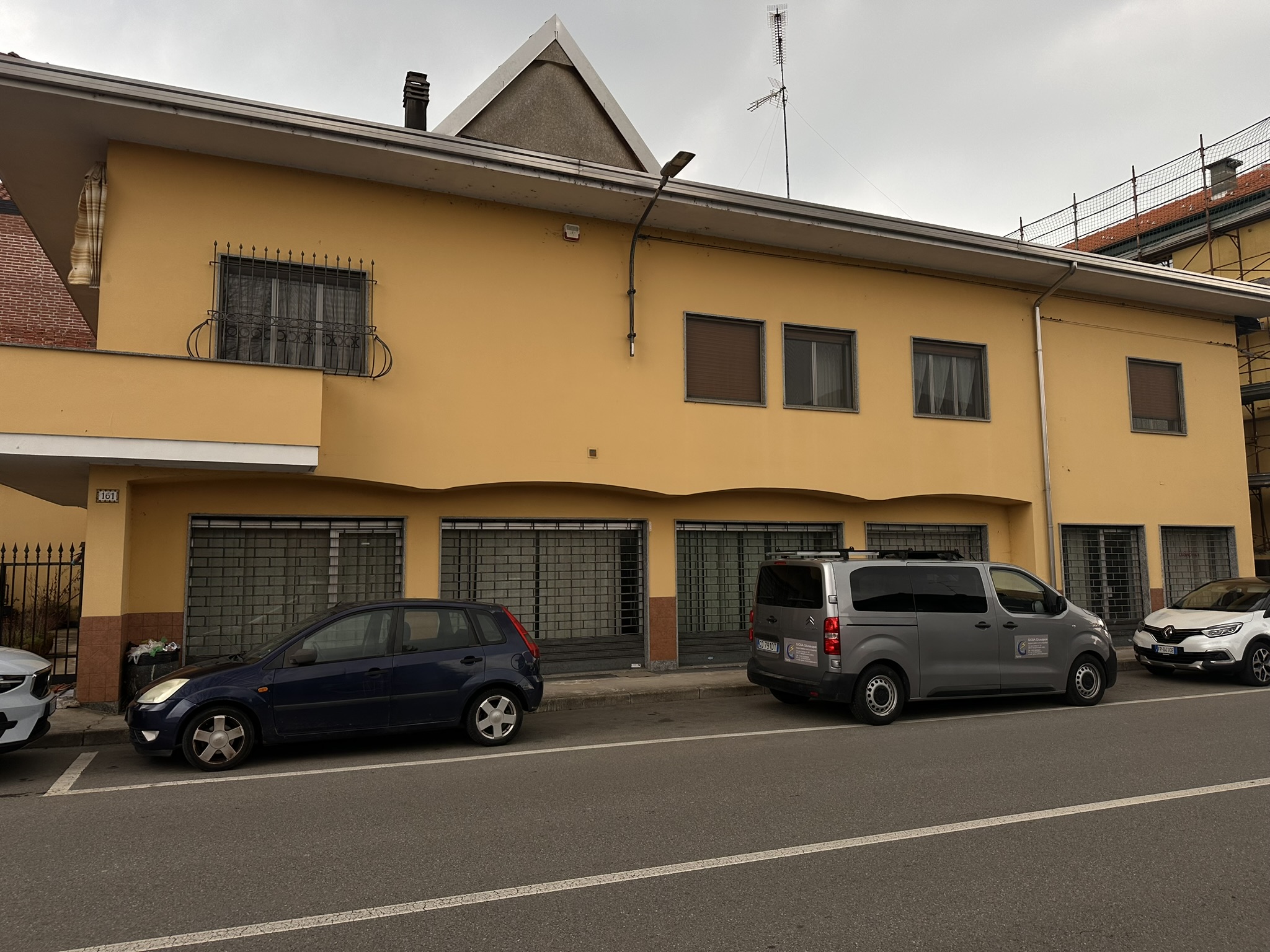 Borgomanero : Intera palazzina
