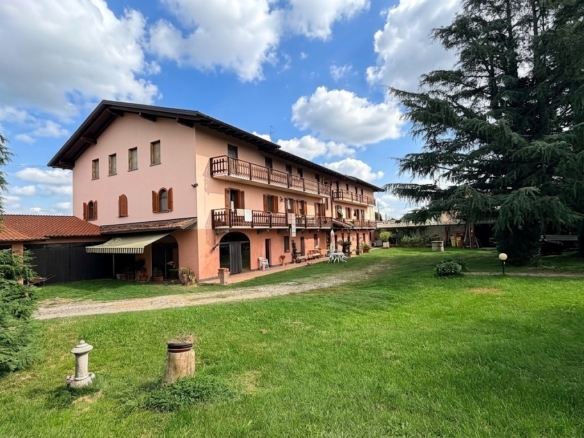 Oleggio, frazione Loreto – Cascinale indipendente con giardino privato e casseri