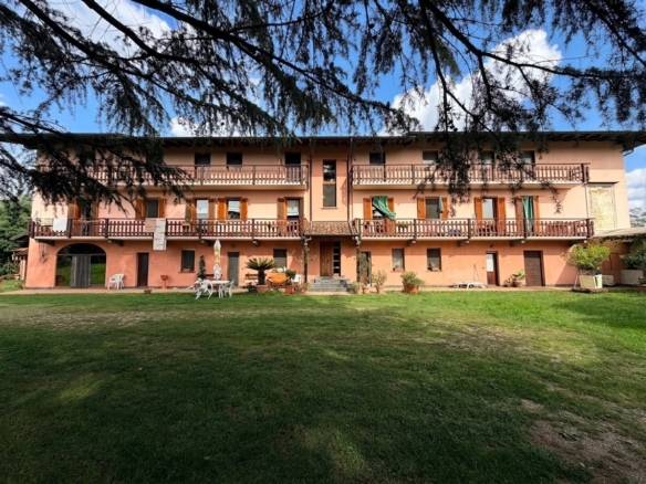 Oleggio, frazione Loreto – Cascinale indipendente con giardino privato e casseri