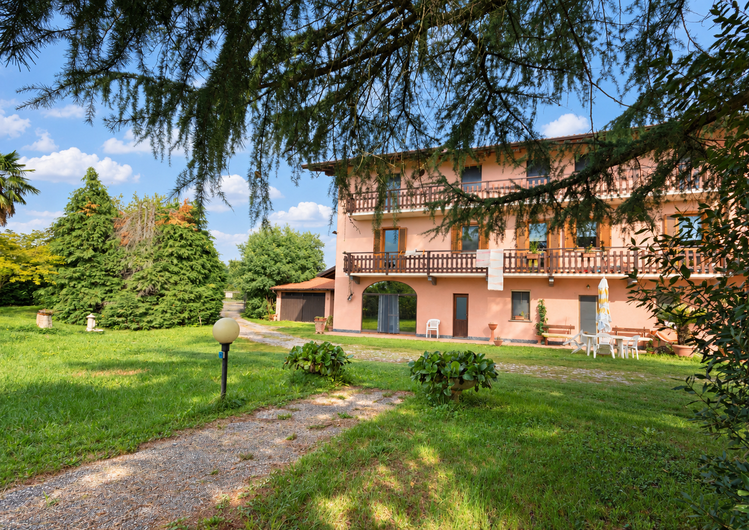 Oleggio, frazione Loreto – Cascinale indipendente con giardino privato e casseri