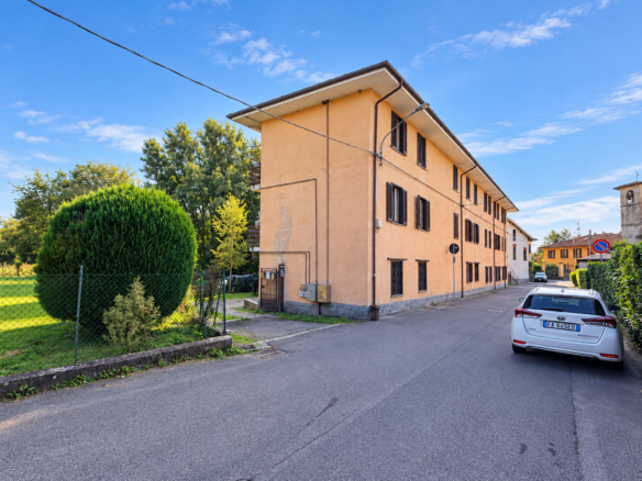 Sesto Calende, Sant’Anna – Ampio e luminoso trilocale all’ultimo piano con camino e balcone