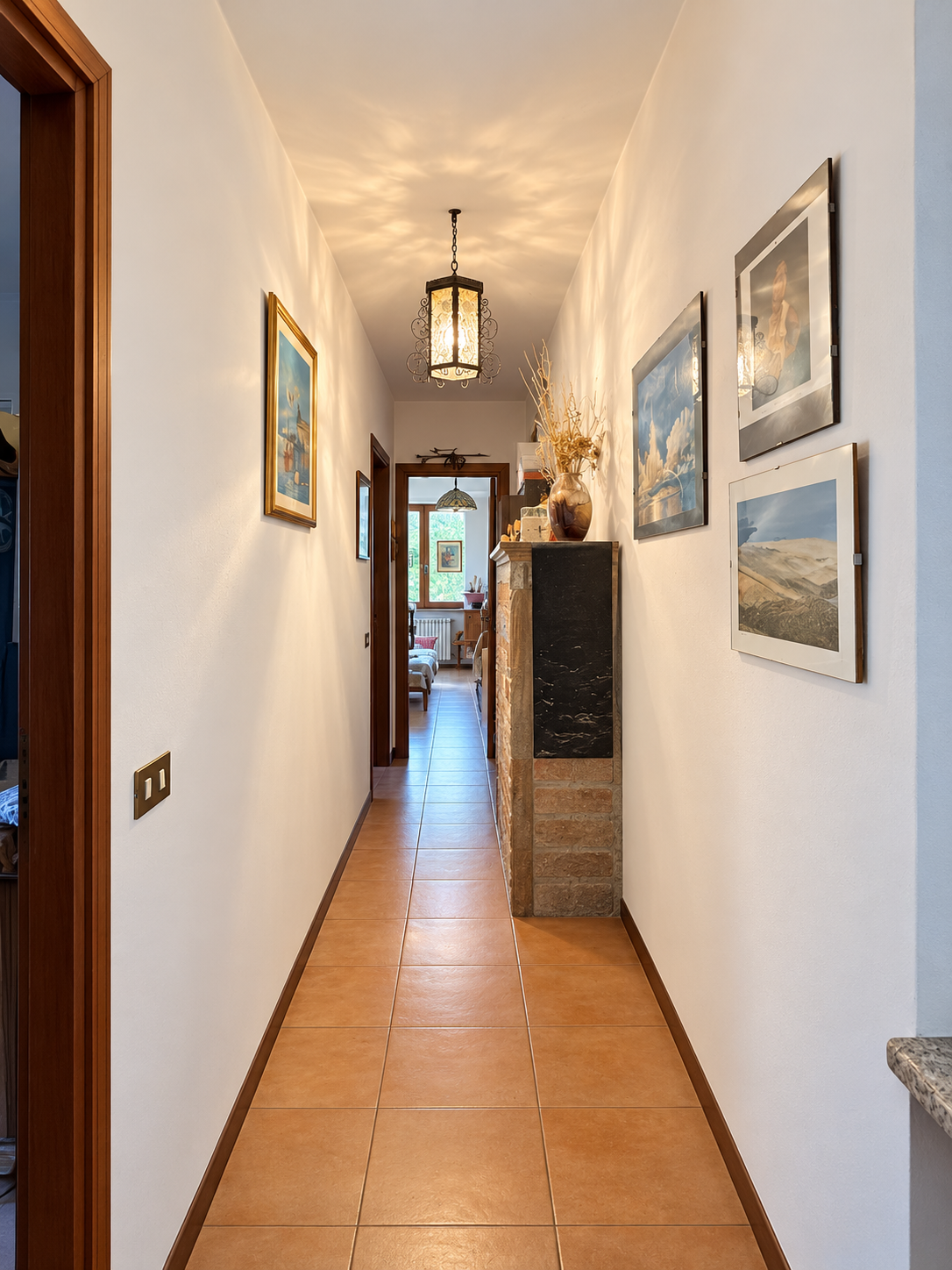 Sesto Calende, Sant’Anna – Ampio e luminoso trilocale all’ultimo piano con camino e balcone