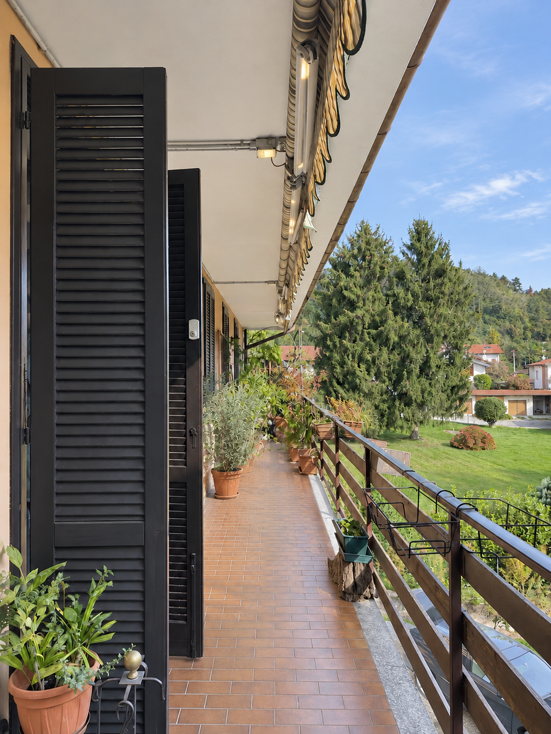 Sesto Calende, Sant’Anna – Ampio e luminoso trilocale all’ultimo piano con camino e balcone